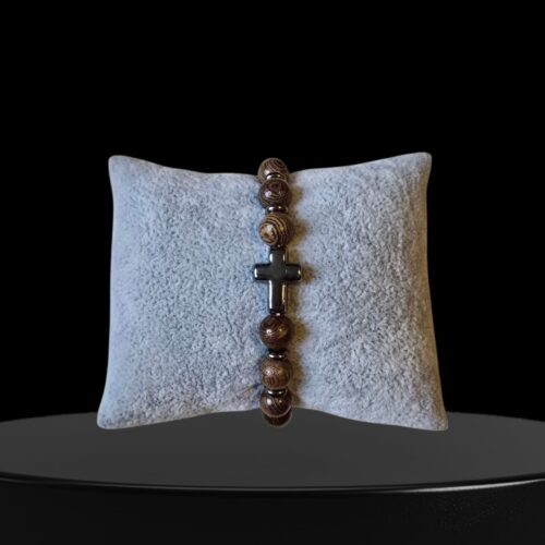 Houten armband met zilveren kruisje