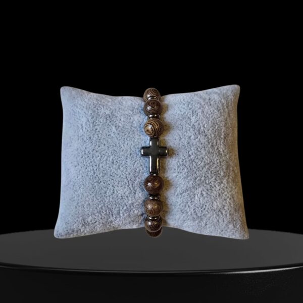 Houten armband met zilveren kruisje