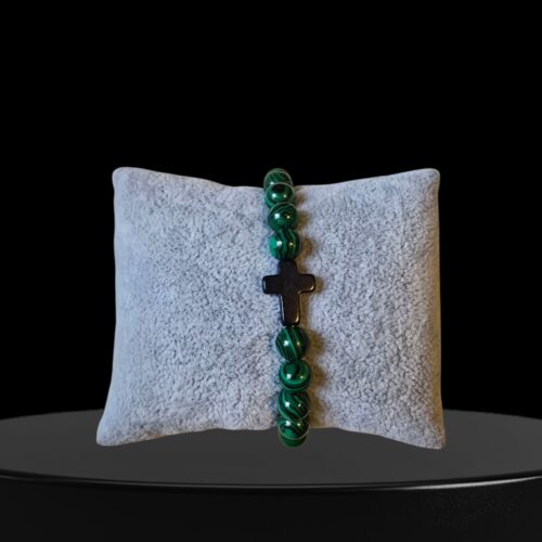 Groene armband met zwart kruisje