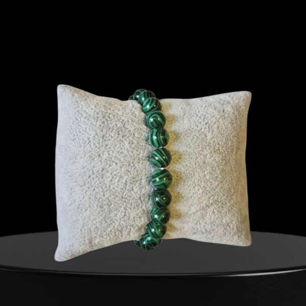 Groene armband met zwart kruisje