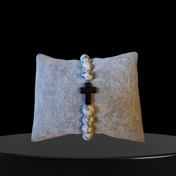 Armband met zwart kruisje