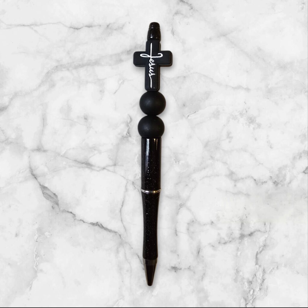 zwarte pen met zwart kruisje