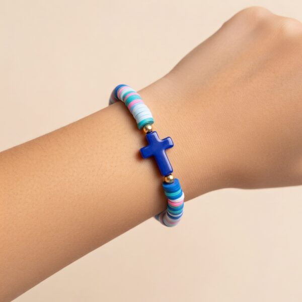 Donkerblauw armbandje met kruisje en Heishi kralen
