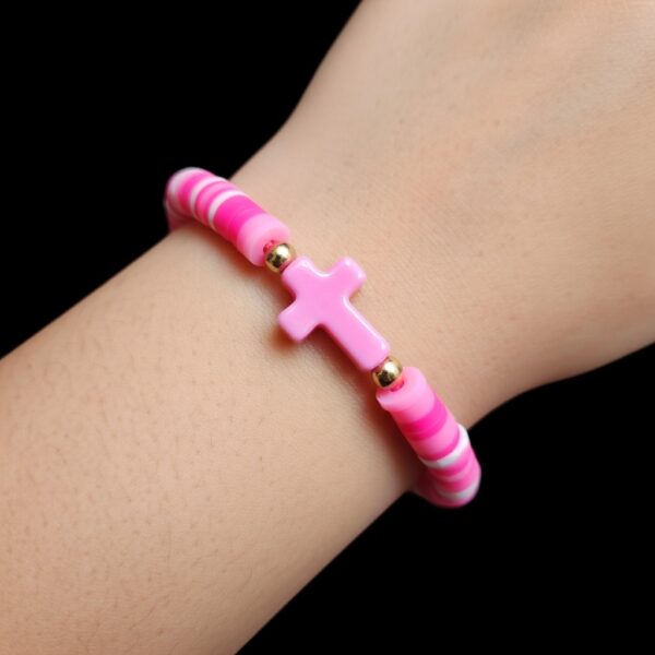 roze armbandje met kruisje en Heishi kralen.