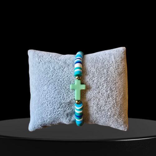 mint armbandje met kruisje en Heishi kralen.