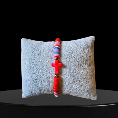 rood armbandje met kruisje en Heishi kralen.